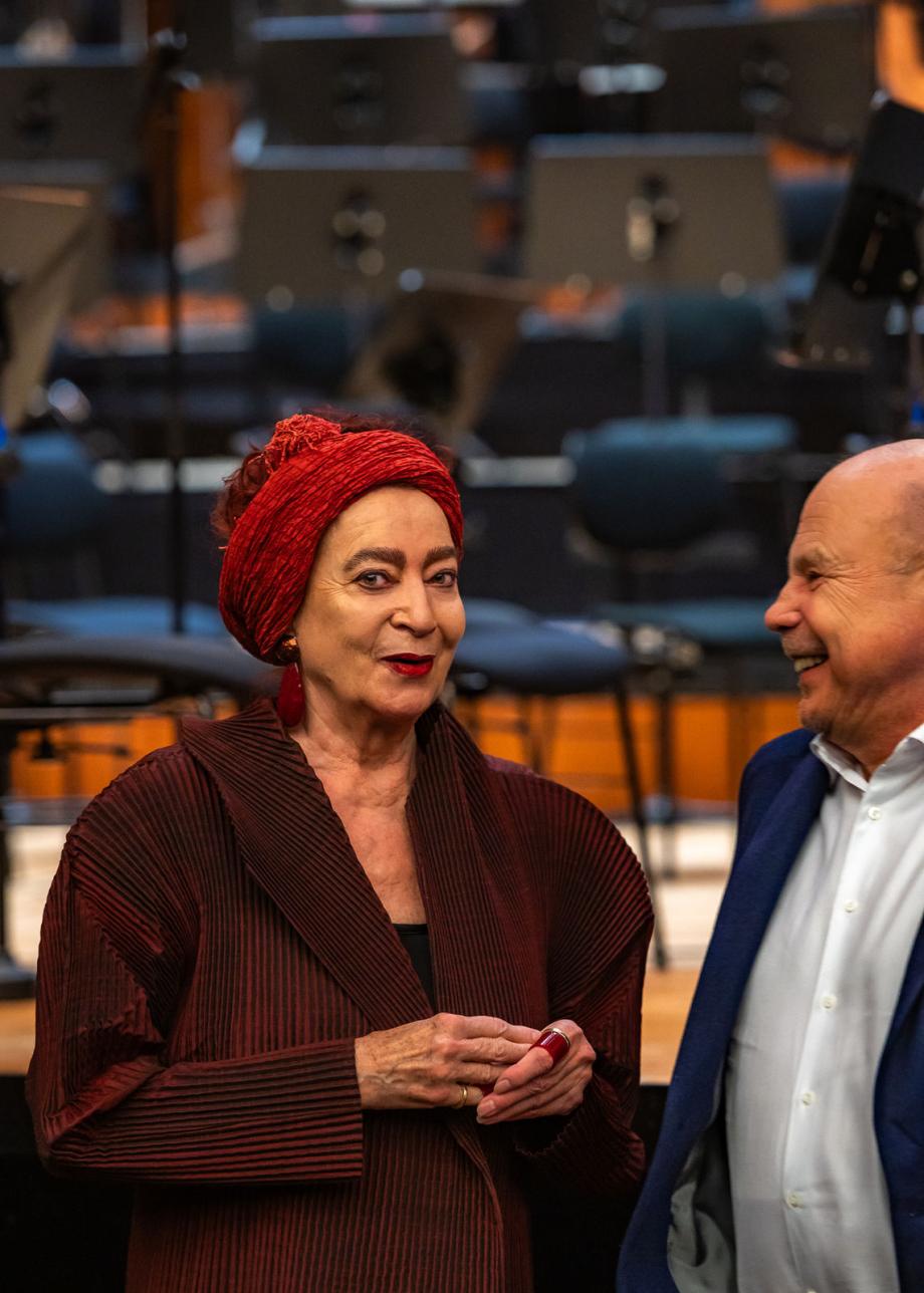 Randi Bubat und Prof. Dr. Reinhold Mayer im Zuschauerraum des Beethovensaals.