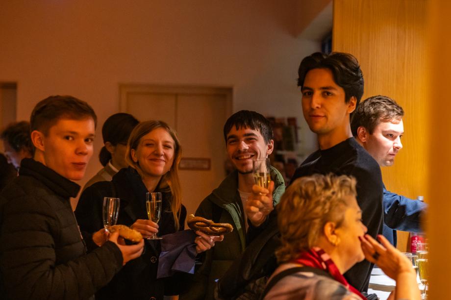Einige Studenten beim Sektempfang der Klangmobileröffnung im Foyer der HMDK Stuttgart..