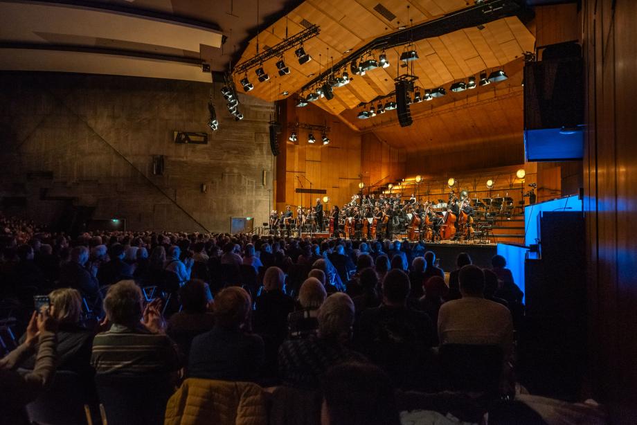 Schlussappalus für das Hochschulsinfonieorchester unter der Leitung von Rasmus Baumann im Beethovensaal der Liederhalle.