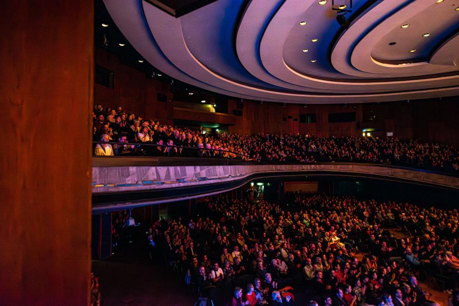 Blick in den vollbesetzten Beethovensaal beim Tributekonzert für Wolfgang Dauner.