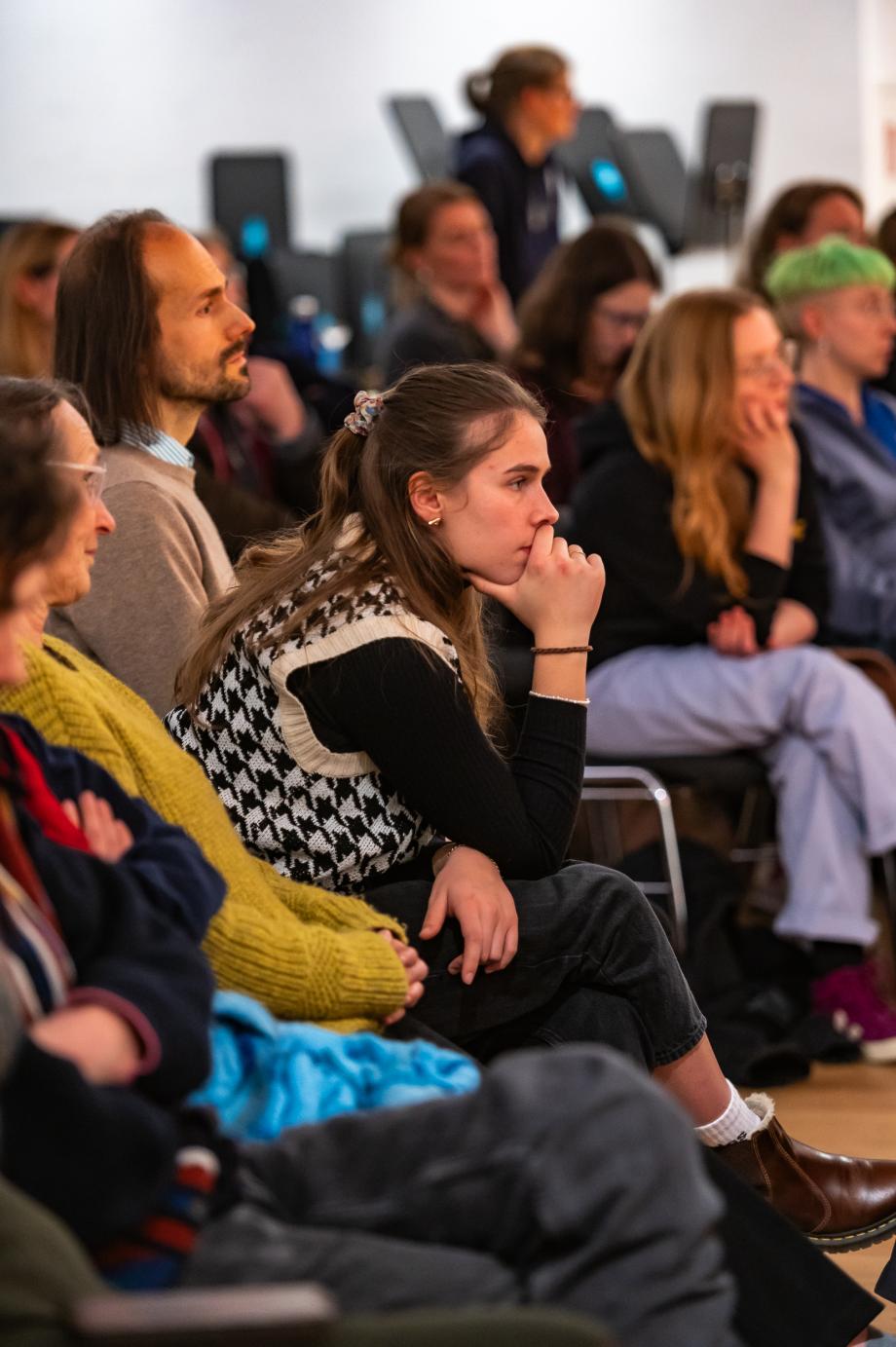 Das Publikum im OPR hört interessiert der Paneldiskussion zu.