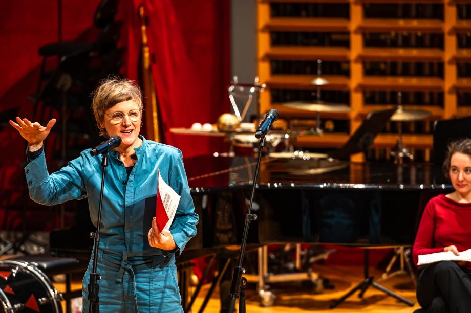 Julika Mayer spricht zur Eröffnung auf der Bühne des Konzertsaals.