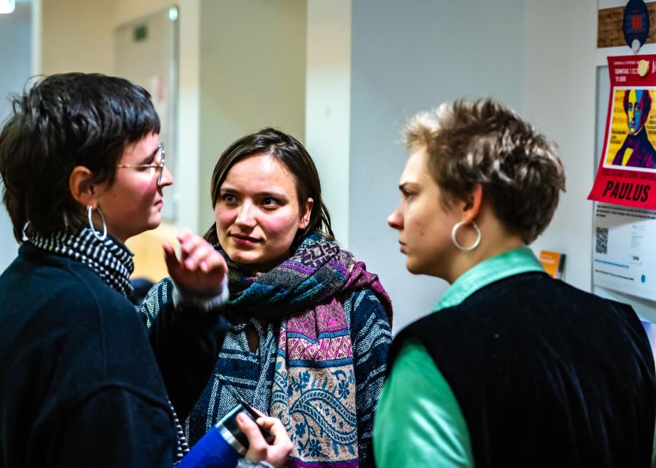 Drei Studierende im konzentrierten Gespräch.