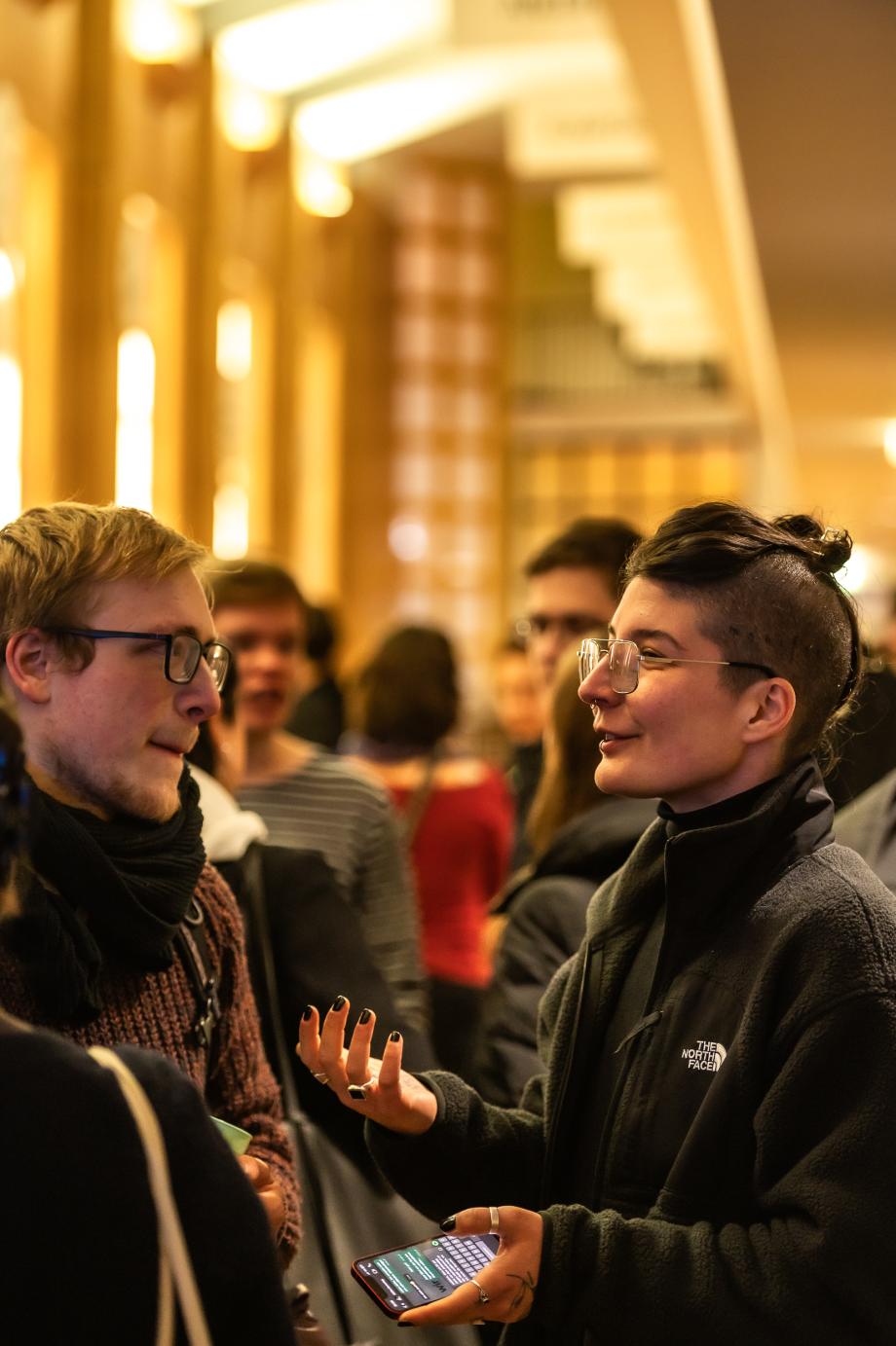 Keynotespeakerin Celin Klotz im Gespräch mit einem studentischen Teilnehmer des Aktionstags in der Wandelhalle.