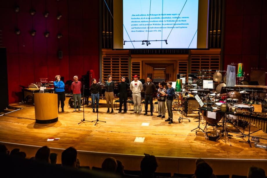 Britta Wirthmüller stellt die Workshopleitenden des Aktionstages auf der Bühne des Konzertsaals vor.