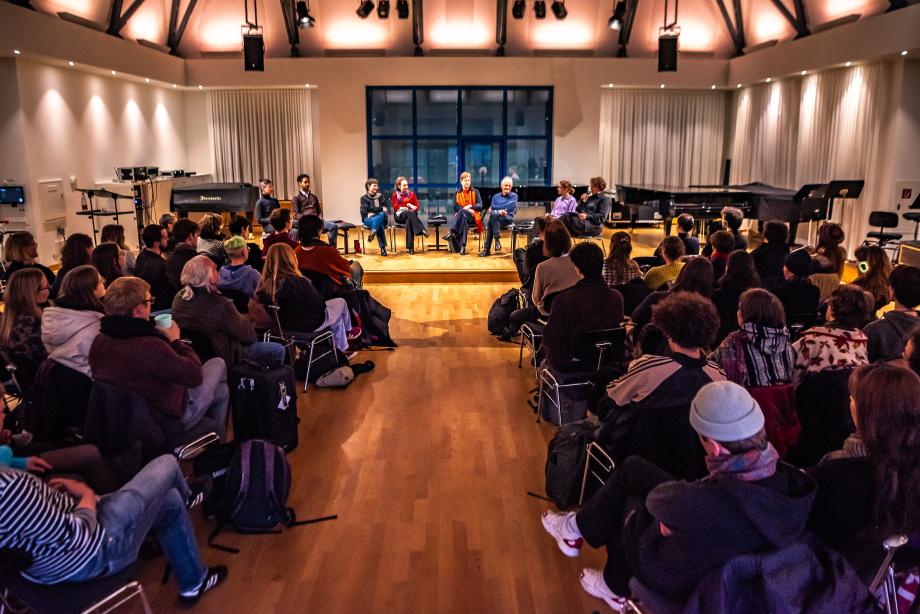 Blick aus dem Publikum auf das Pudium des OPR. Dort sitzen die eingeladenen Gäste der Paneldiskussion.