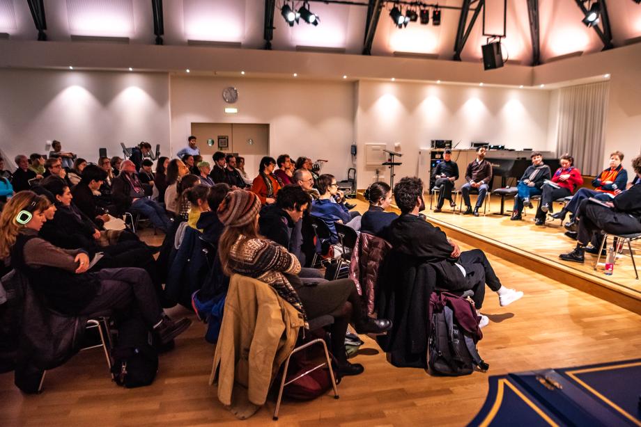 Das Publikum im OPR hört interessiert der Paneldiskussion zu.