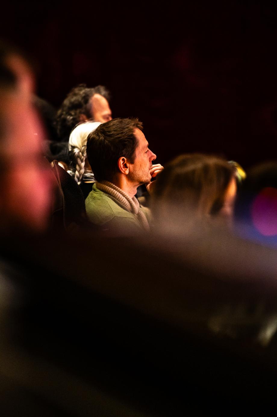 Lehrende während der Eröffnung im Publikum des Konzertsaals. Sie schauen interessiert zur Bühne.