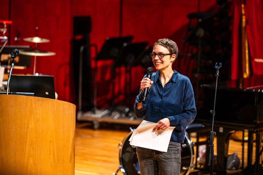 Britta Wirthmüller stellt die Inhalte des Aktionstages auf der Bühne des Konzertsaals vor.