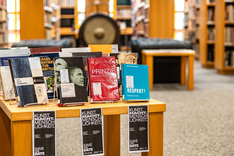 Büchertisch zum Thema Macht und M;achtmissbrauch in der Bibliothek