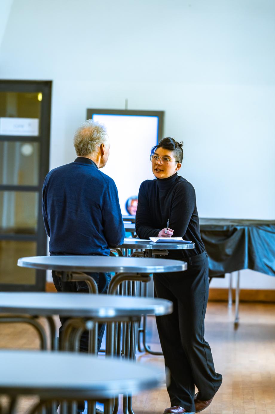 Celin Klotz im Gespräch mit Prorektor Prof. Dr. Matthias Hermann in der Wandelhalle.