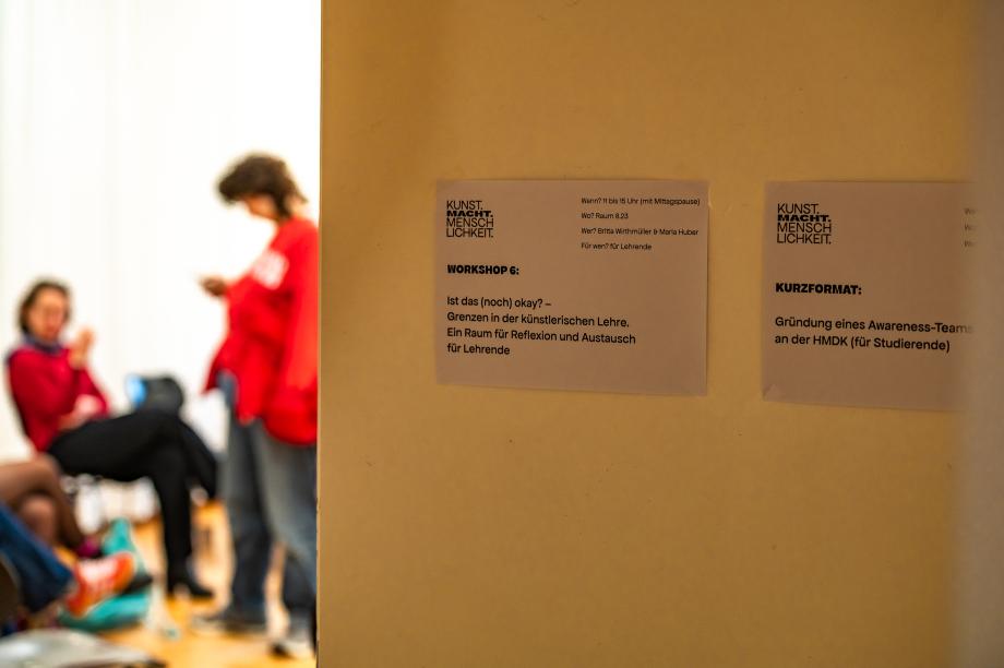 Blick auf eine Seminartür mit Veranstaltungshinweisen zum Workshop 6 und dem Kurzformat „Gründung eines Awareness-Teams“.