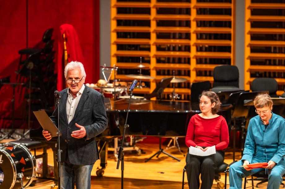 Rektor Axel Köhler spricht zur Eröffnung auf der Bühne des Konzertsaals.