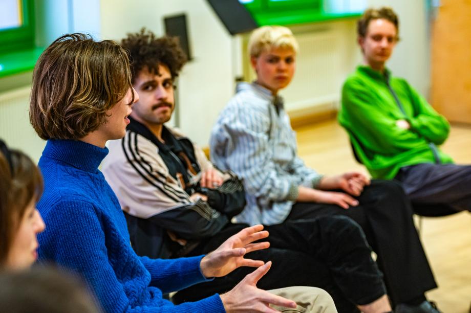 Teilnehmende eines Workshops im Stuhlkreis.