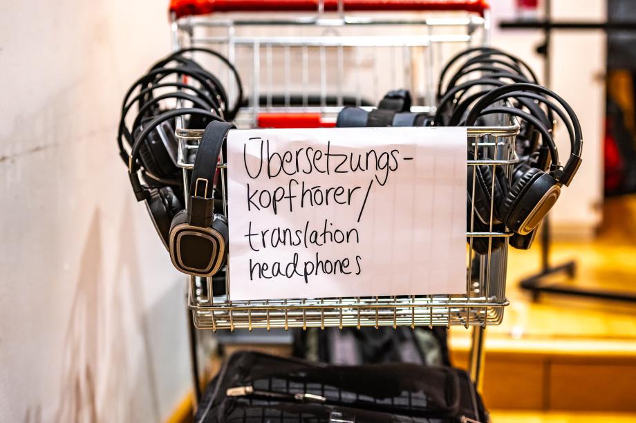 Übersetzungskopfhörer zur Selbstbedienung in einem Einkaufswagen.