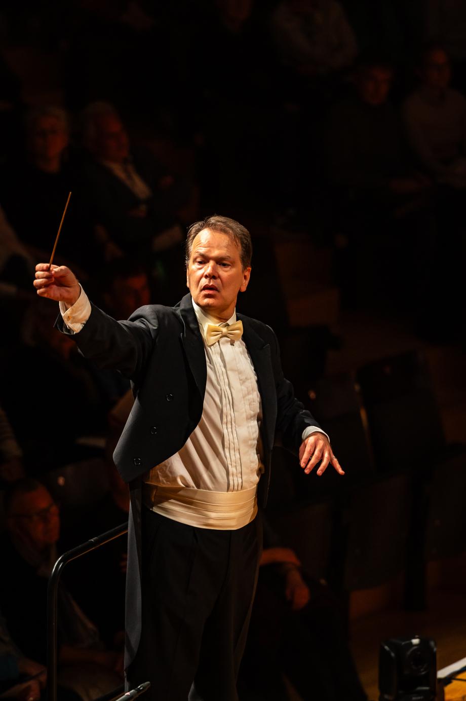 Prof. Richard Wien dirigiert im Konzertsaal