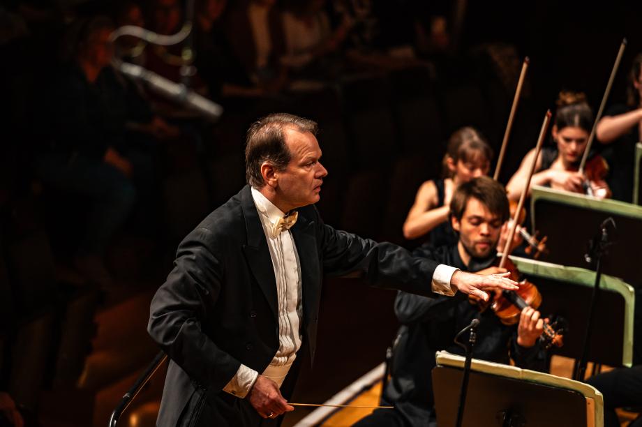 Prof. Richard Wien dirigiert das Bundesschulmusikorchester im Konzertsaal