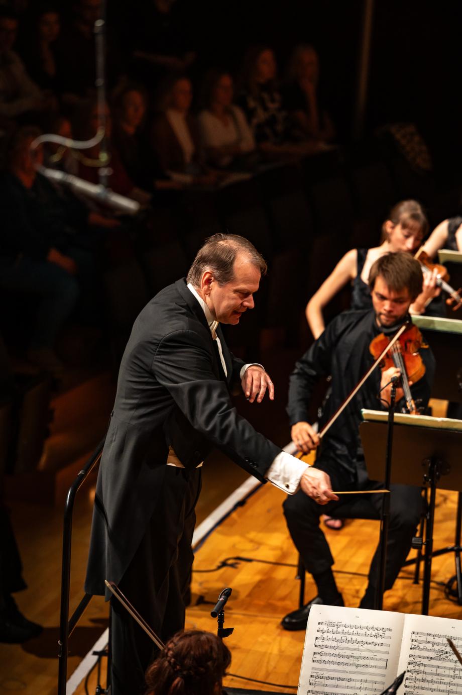 Prof. Richard Wien dirigiert das Bundesschulmusikorchester im Konzertsaal