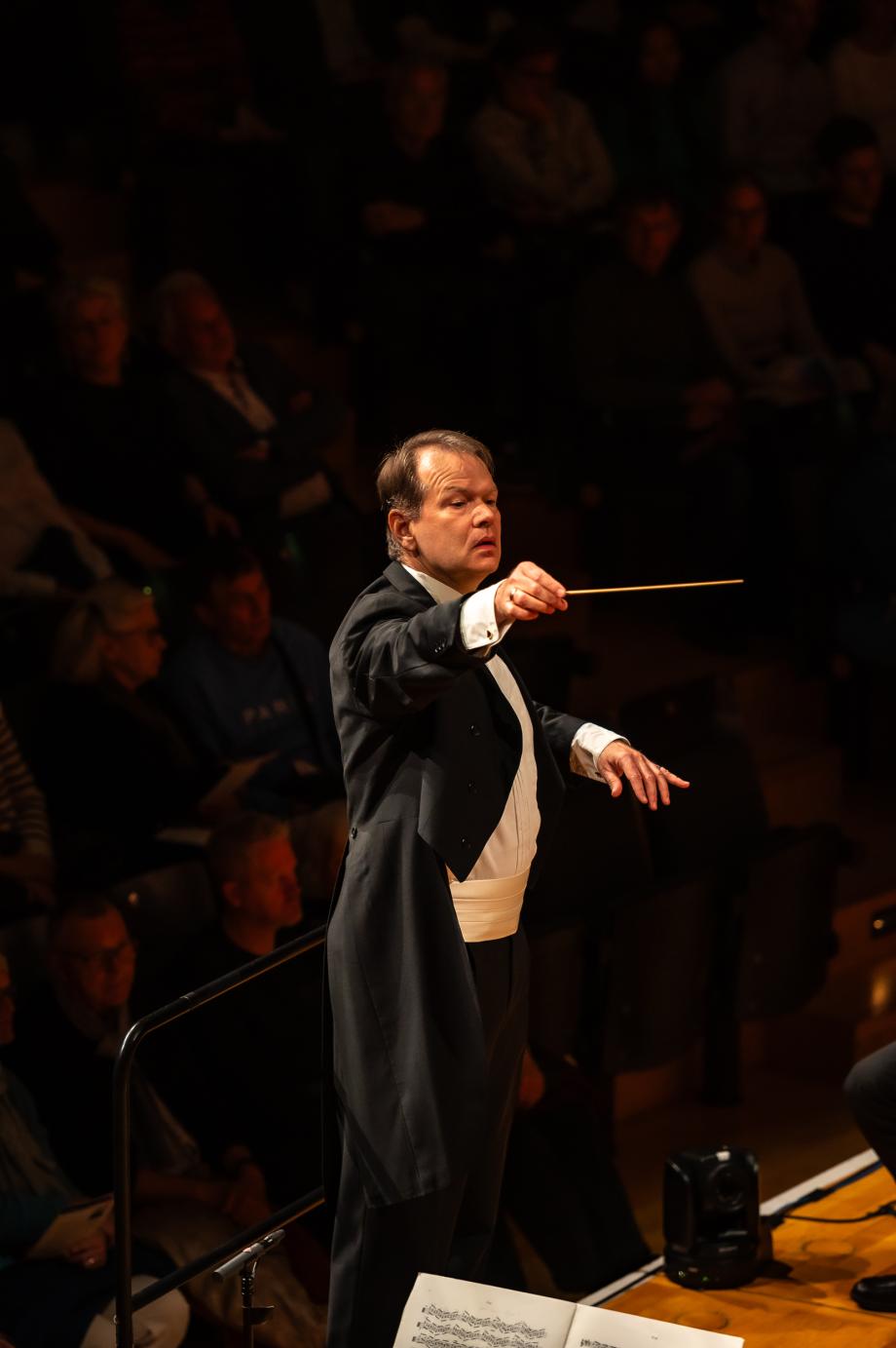 Prof. Richard Wien dirigiert im Konzertsaal