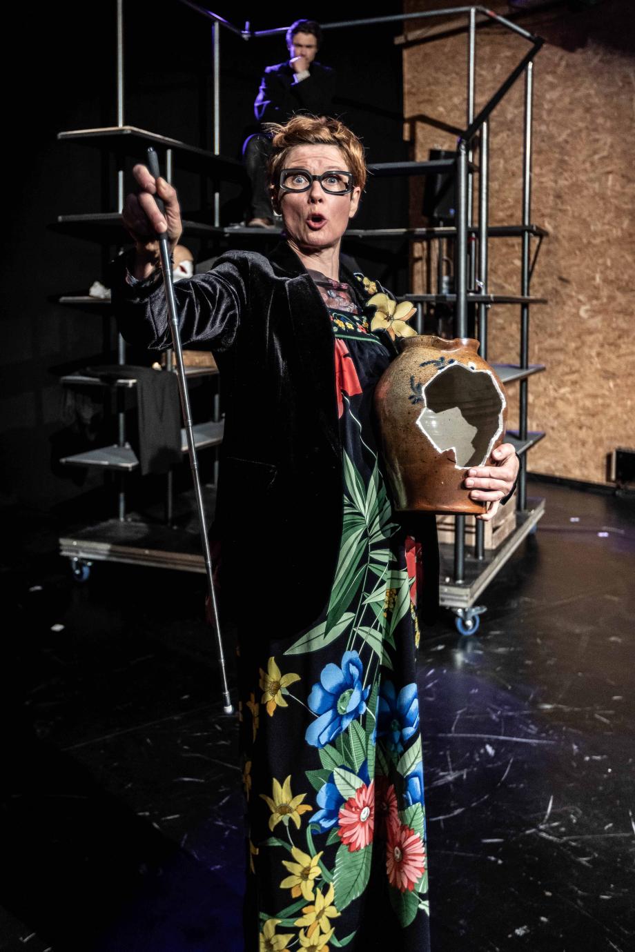 Frau mit zerbrochnem Krug vor Treppe