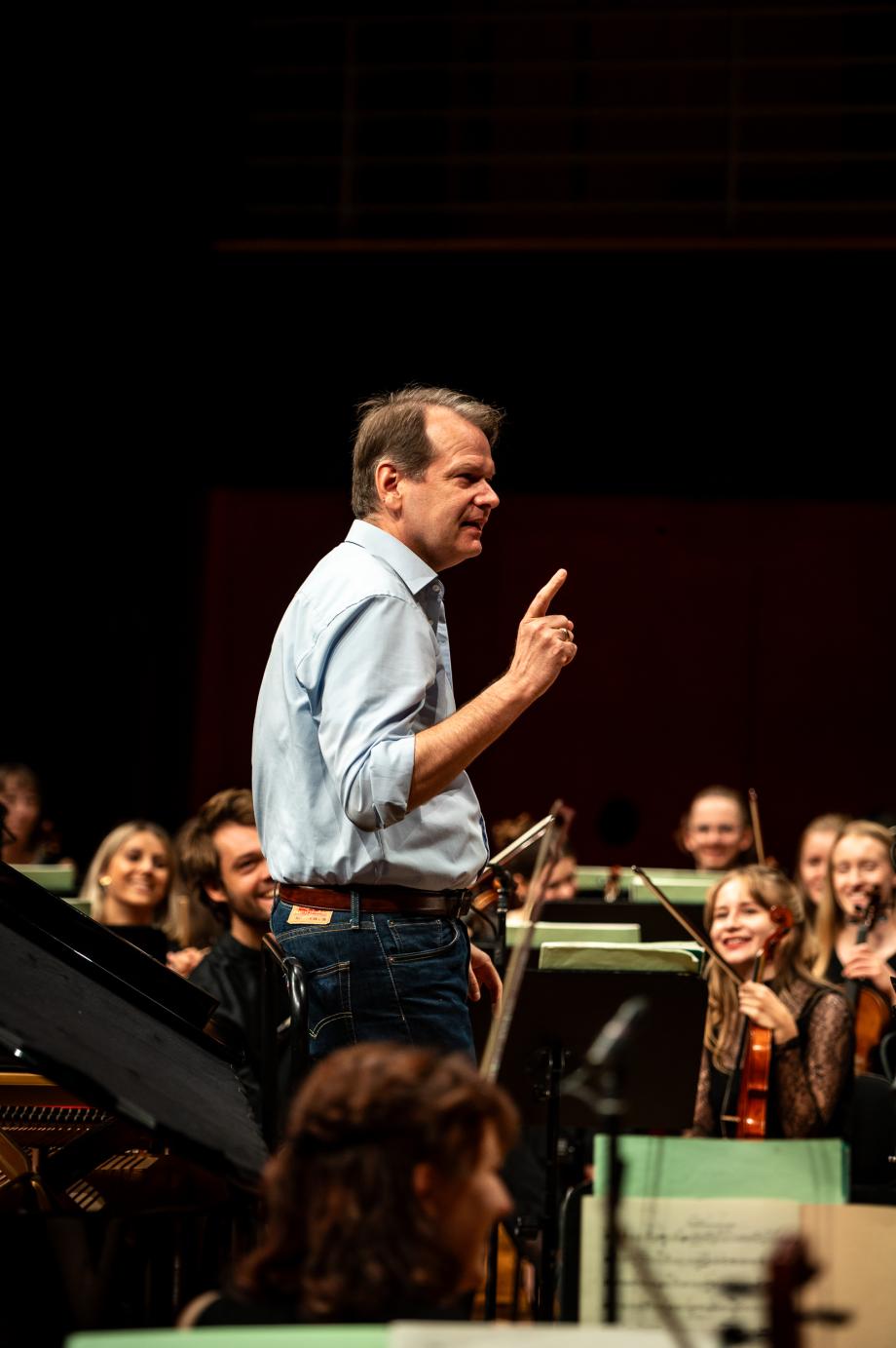 Prof. Richard Wien während einer Probe mit dem Orchester.