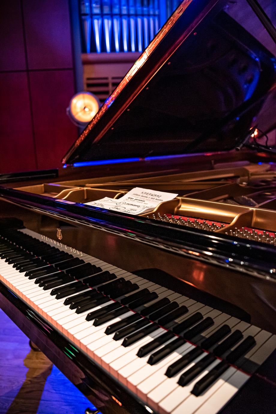 Tastatur von Klavier ist zu sehen.