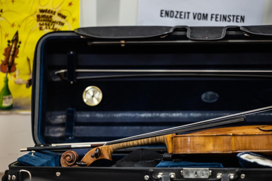 Ausschnitt einer Violine, die in ihrem Instrumentenkoffer liegt.