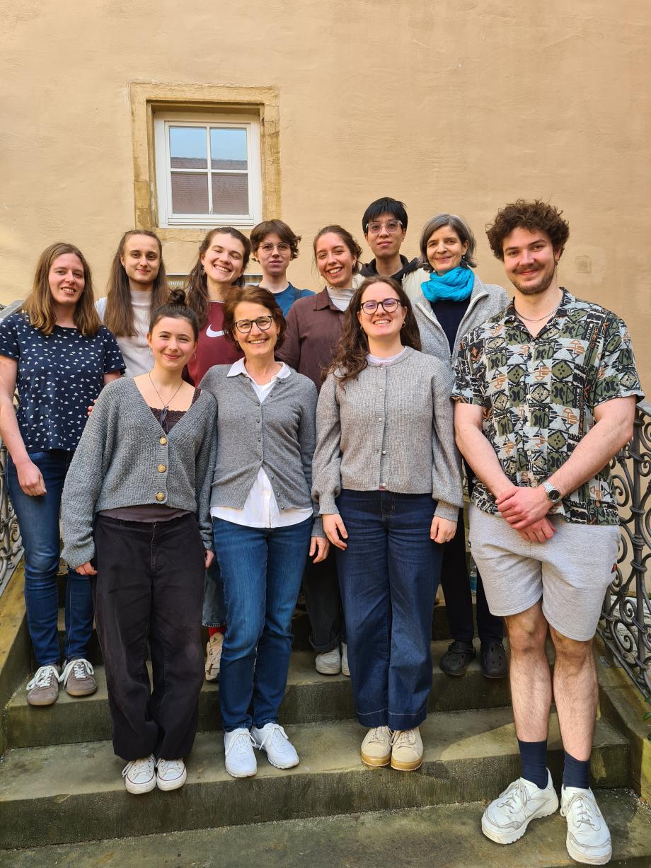 Gruppenfoto von Studierenden des Kurses „Spielend gesund“ mit Dozentin.