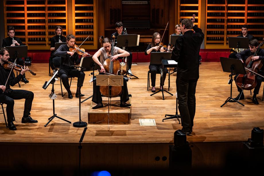Christof Löser dirigiert ein Ensemble beim Cellowettbewerb 2022.