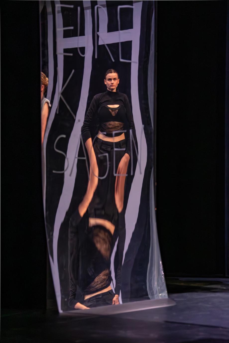 SZenenbild, das über einen Spiegel abgebildet ist