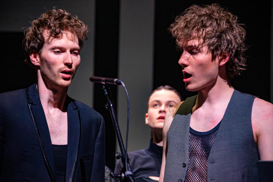 Zwei Männer sprechen in ein Mikrophon