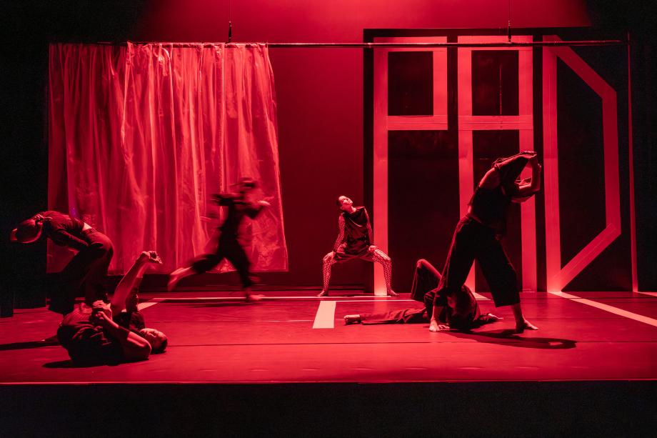 Szenenbild aus PADUM, das Licht ist in rot gefärbt