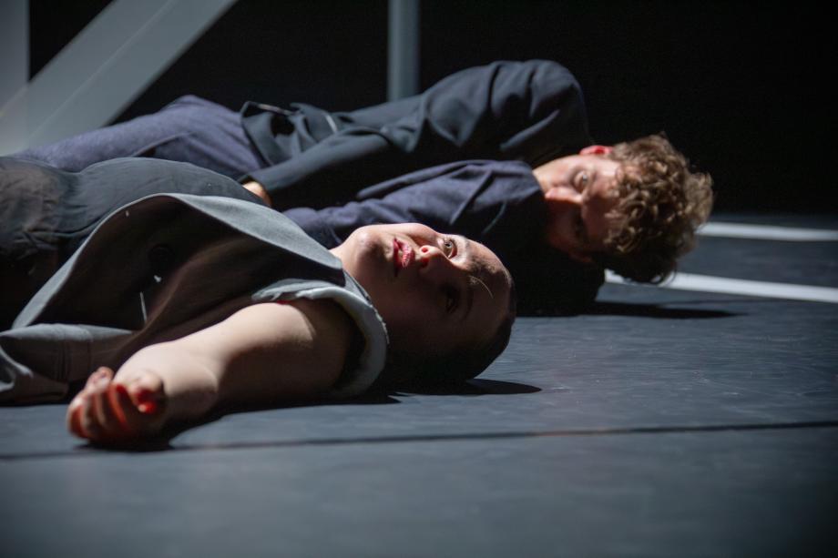Zwei Menschen liegen auf dem Boden