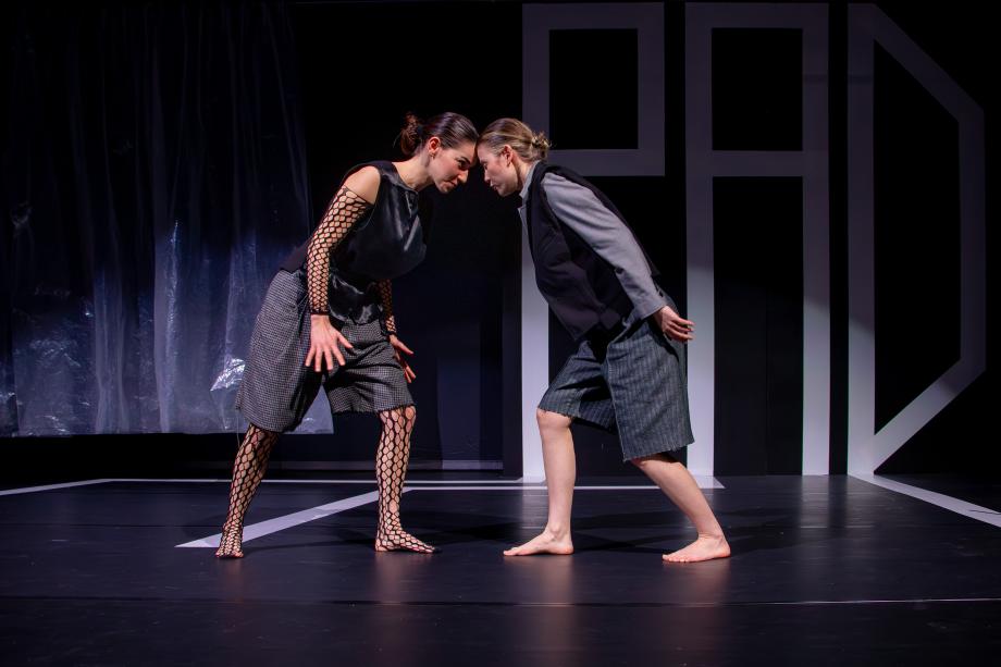 Zwei Frauen stehen sich gegenüber, die Köpfe stoßen aneinander