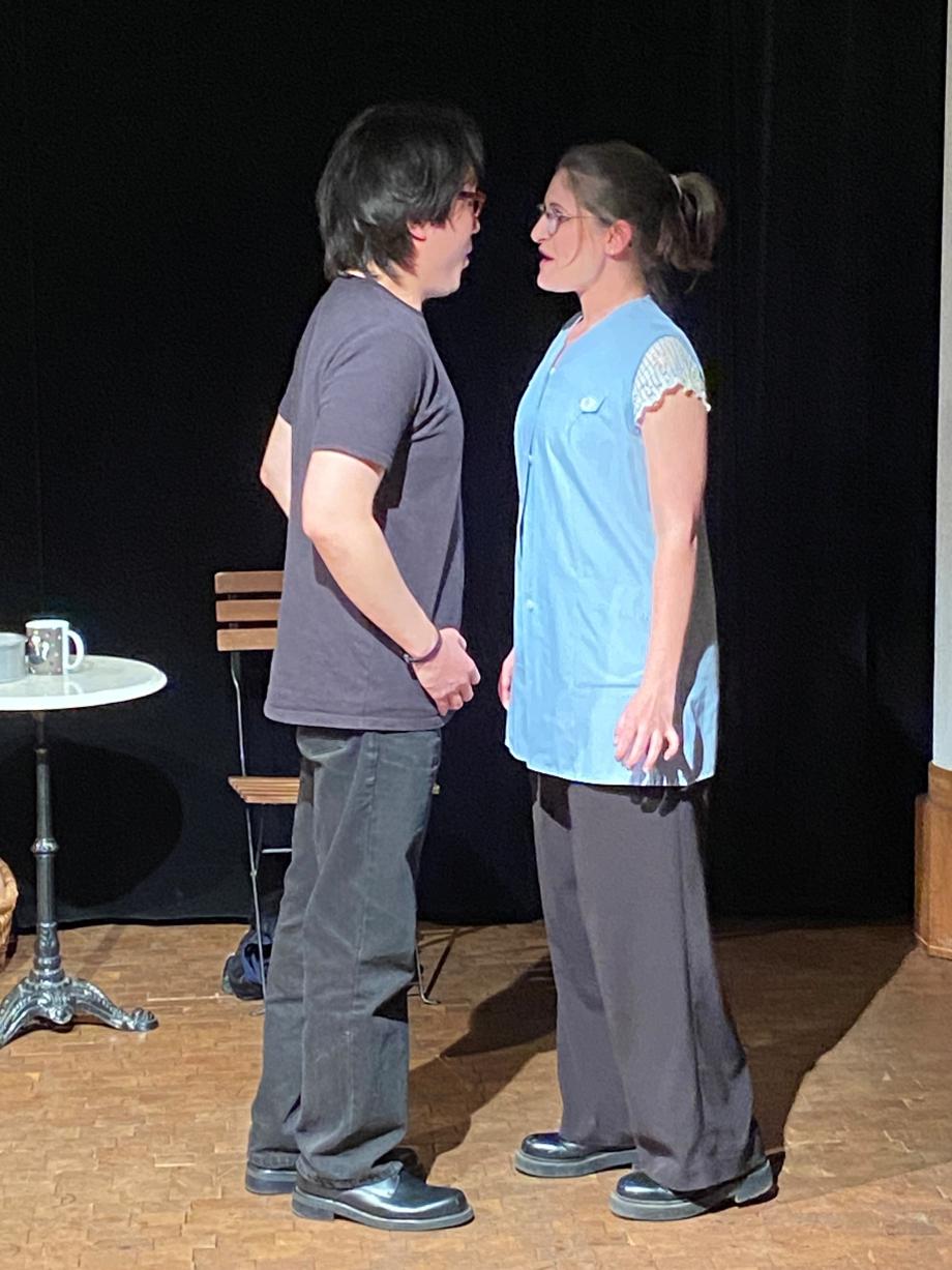 Mann und Frau stehen sich gegenüber und singen sich an