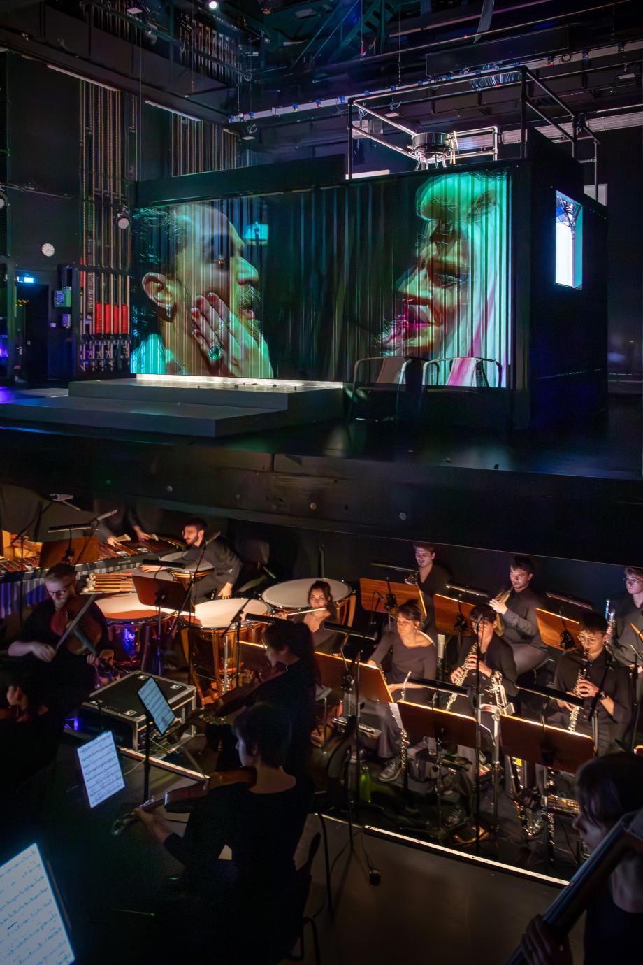 Orchestergraben und Bühnenbild Katja Kabanova