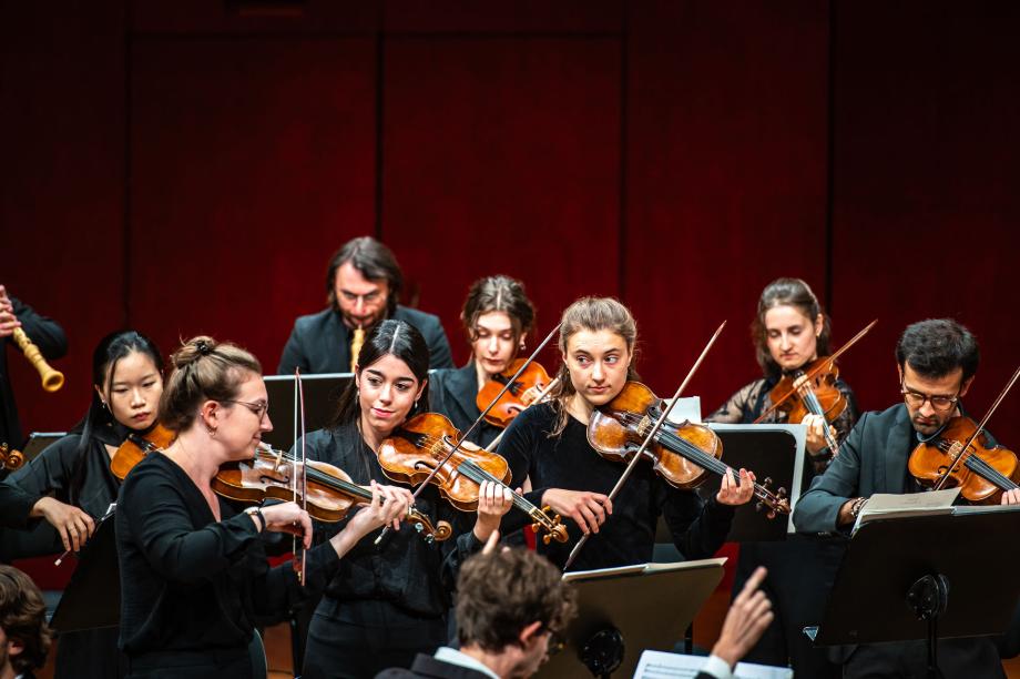 Die Streichergruppe aus dem Barockorchester "Accademia degli Affetti" auf dem Konzertsaalpodium.
