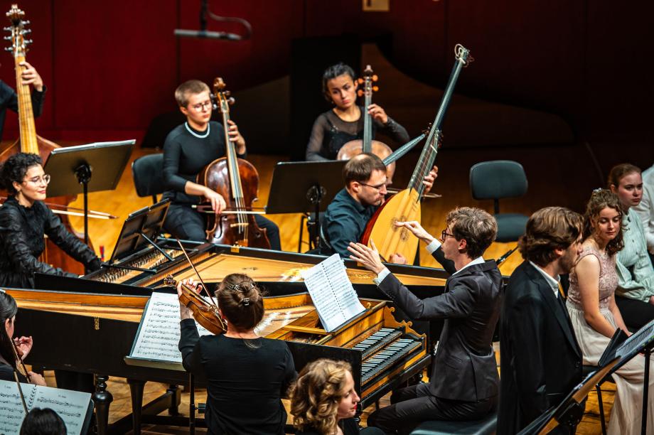 Die Continuogruppe des Barockochesters "Accademia degli Affetti" auf dem Konzertsaalpodium.
