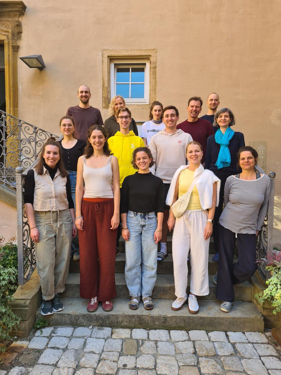 Sängerinnen und Sänger als Gruppenbild auf den Stufen von Schloss Kapfenburg