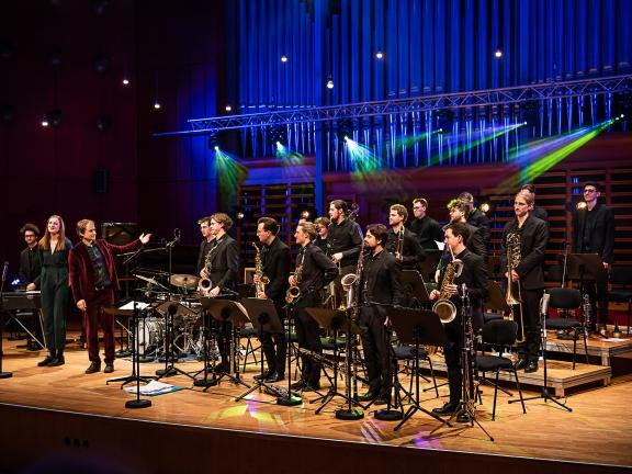 Die Big Band stehend, nach dem Big Monday Night-Konzert. 