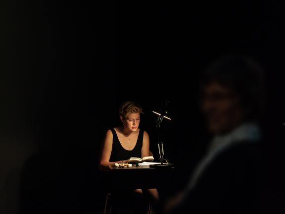 Sprechkunst-Studierende am Schreibtisch in der Staatsgalerie Stuttgart