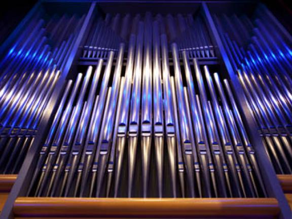 Orgelprospekt der Rieger-Orgel im Konzertsaal der HMDK