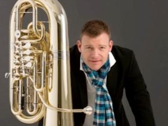 Auf dem Foto ist Stefan Heimann mit seiner Tuba zu sehen