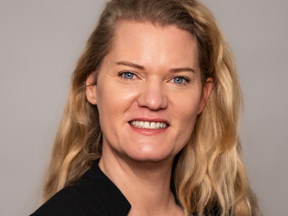 Portrait von Simone Enge