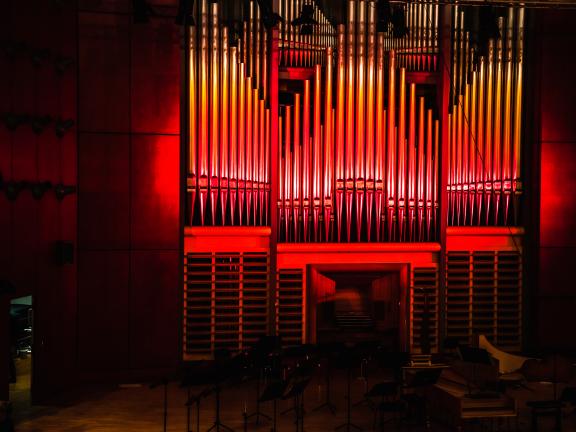 Rot beleuchtete Orgel des Konzertsaals.