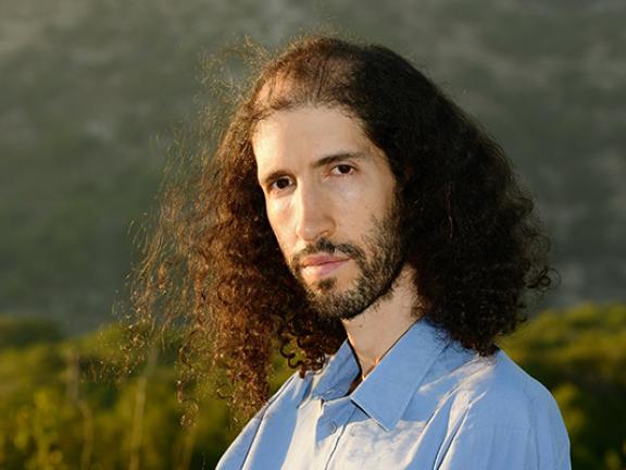 Auf dem Foto ist Noam Sivan zu sehen.