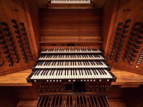 Tastatur einer Orgel.