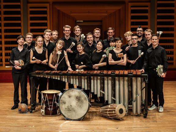 Gruppenfoto Schlagzeugnacht mit Schlaginstrumenten.