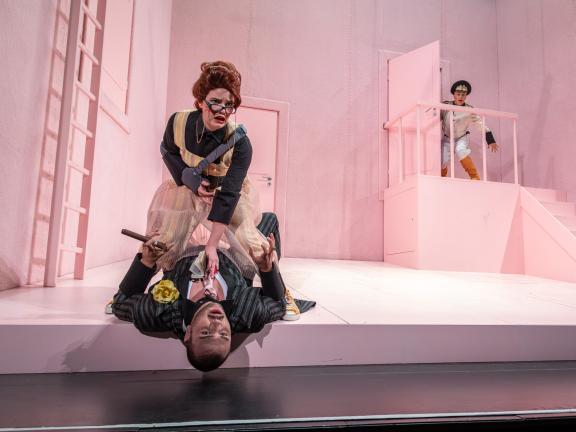 Frau sitzt auf Mann, der rücklings am Boden liegt