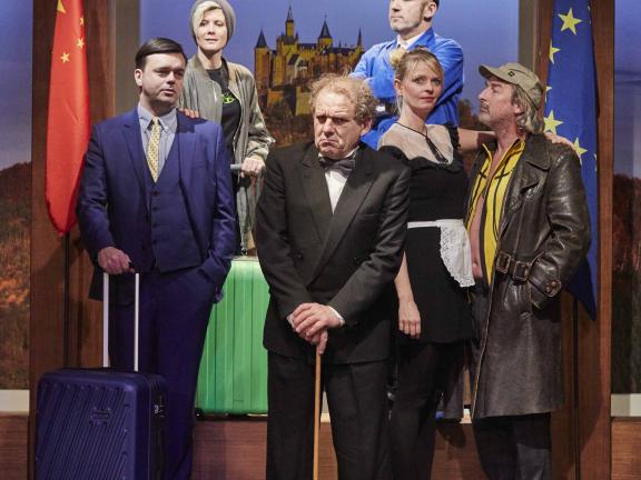 Ensemblebild aus dem Stück Global Player mit 6 Schauspieler*innen